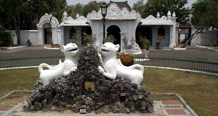 Destinasi Kerajaan Kanoman Cirebon Tempat Peninggalan Budaya Religi