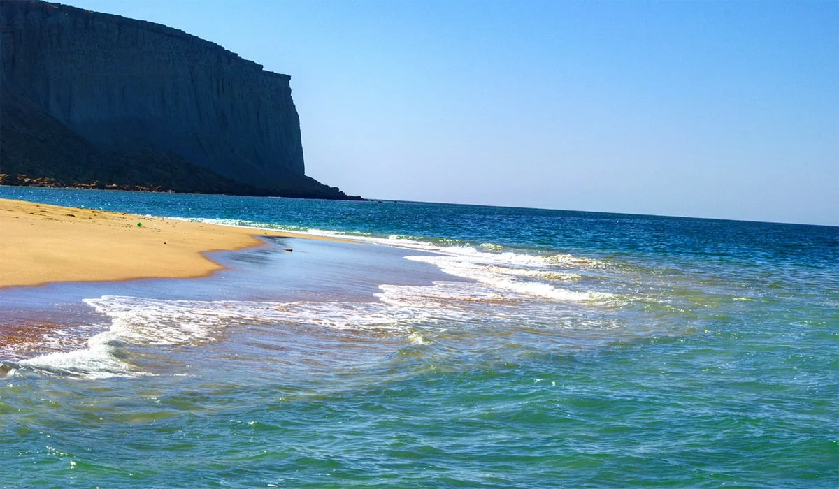 Menyusuri-Keindahan-Liar-Astola-Beach,-Pulau-7-Bukit-yang-Memikat