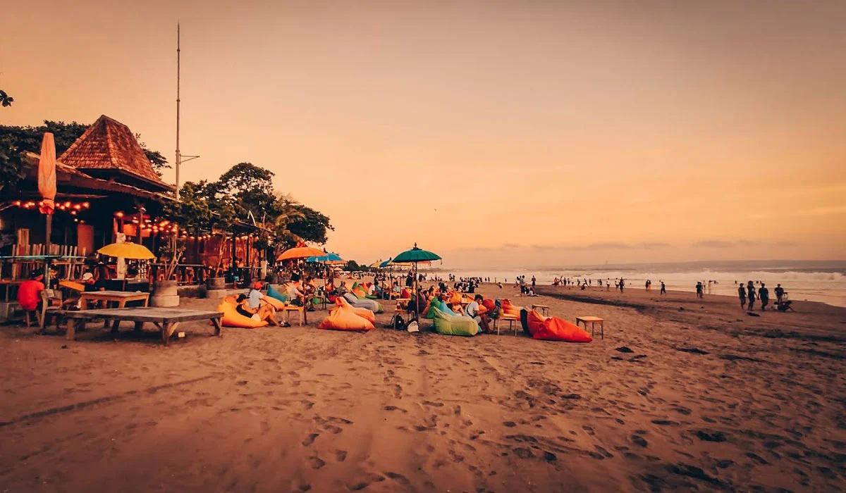 Menikmati Pesona Sunset dan Surfing di Pantai Doublesix Bali (2)