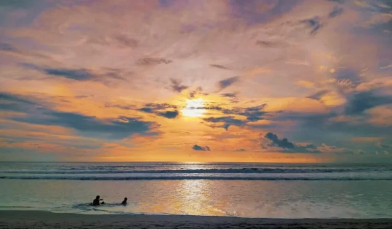 Menikmati Sunset Eksotis di Pantai Batu Belig Bali
