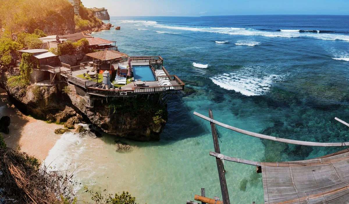 Rahasia Keindahan Pantai Suluban yang Jarang Orang Tahu
