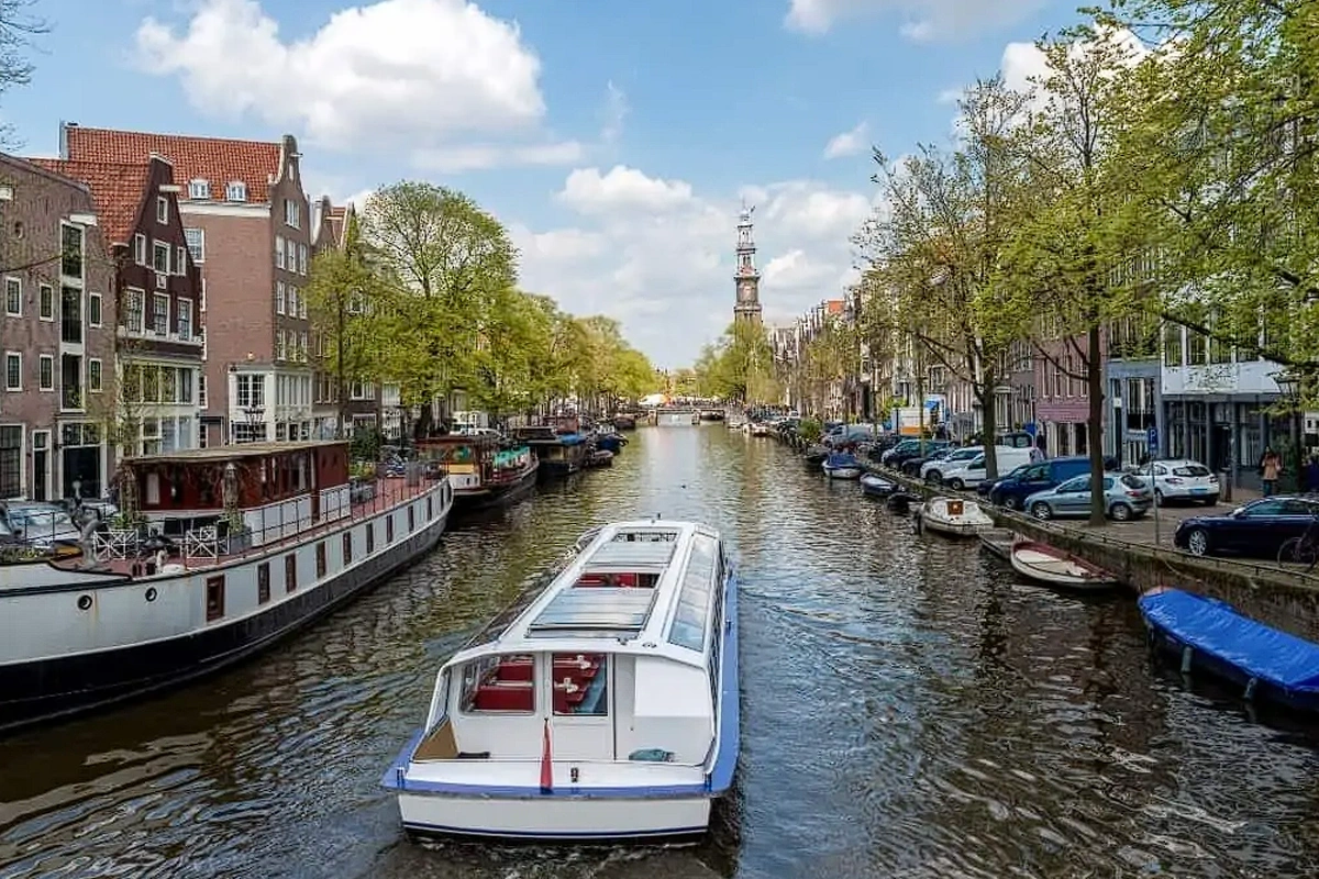 Menelusuri-Keindahan-Kanal-Amsterdam-yang-Ikonik