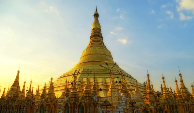Wisata Shwedagon Pagoda, Pesona Emas Abadi Di Yangon Myanmar