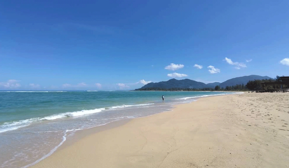 Liburan-Seru-di-Pantai-Lhoknga,-Pasir-Putih-dan-Laut-Biru