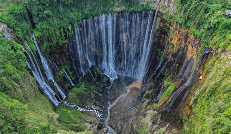Menelusuri Pesona Air Terjun Tumpak Sewu yang Spektakuler