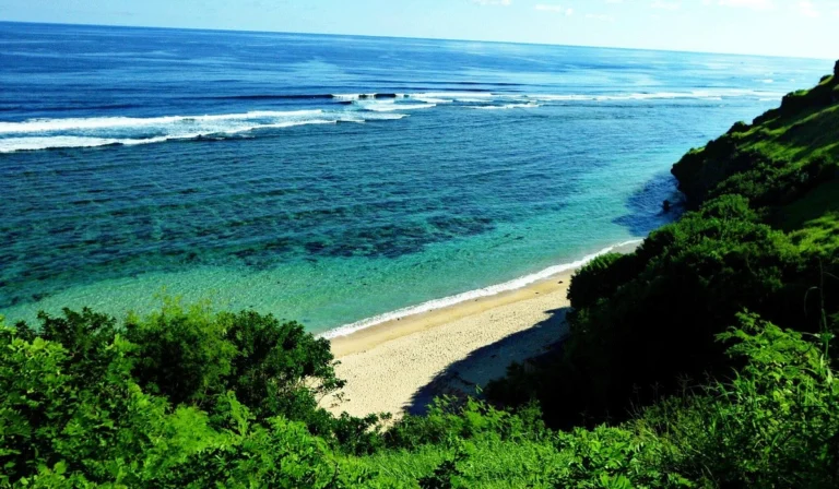 Menikmati Keindahan Alam dan Sunset di Pantai Gunung Payung