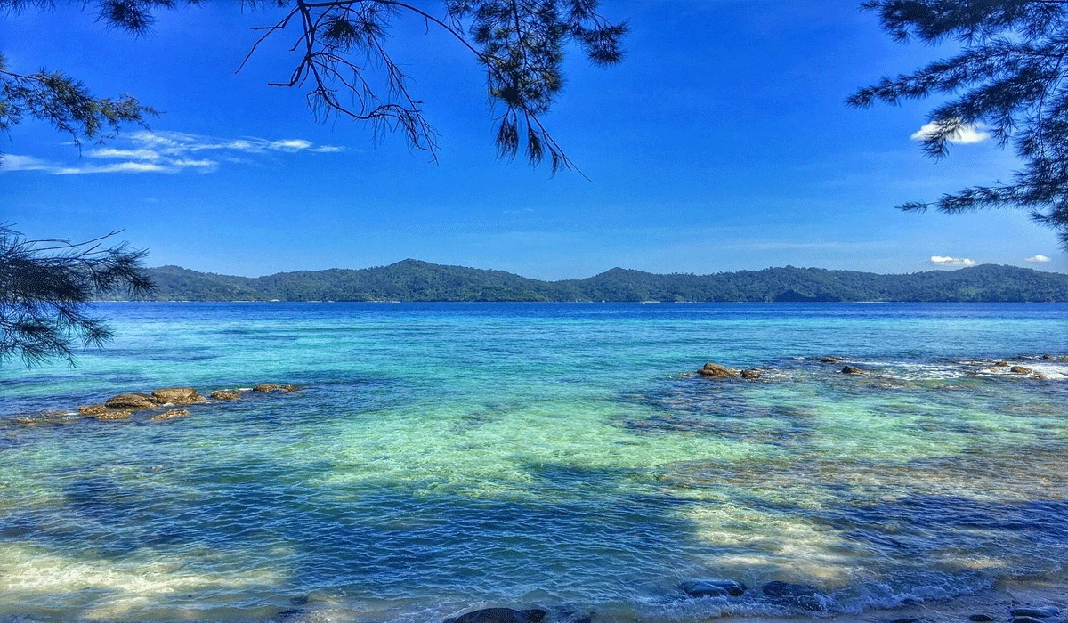Menikmati-Keindahan-Pantai-Manukan,-Liburan-Santai-di-Sabah