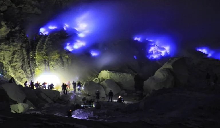 Pesona Kawah Ijen, Keindahan Api Biru yang Menakjubkan