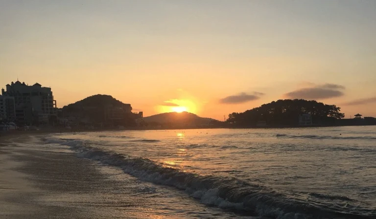 Songjeong Beach, Pantai Damai dengan Pesona Laut dan Aktivitas Seru