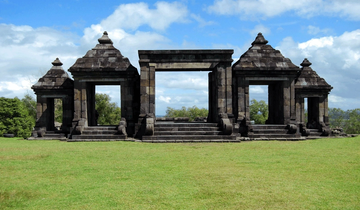 Wisata-Sejarah-dan-Romansa-Matahari-Terbenam-di-Candi-Ratu-Boko