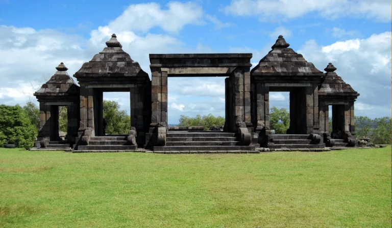 Wisata Sejarah dan Romansa Matahari Terbenam di Candi Ratu Boko