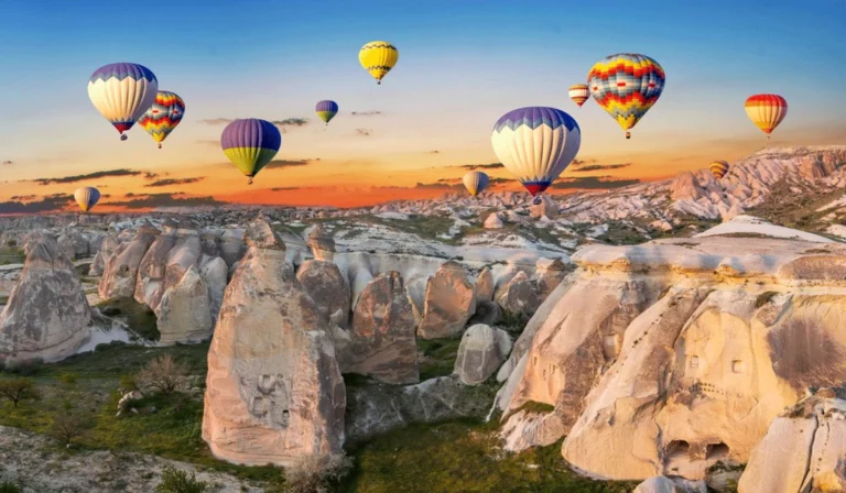 Cappadocia Turki: Magisnya Balon Udara Dan Warisan Sejarah Di Lembah Batu Fantastis