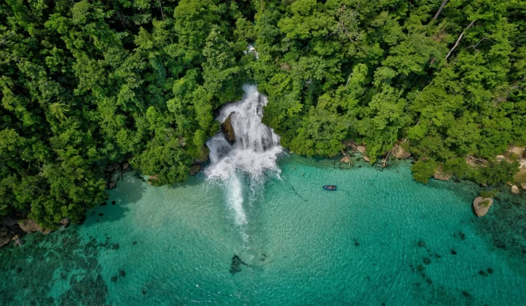 Air Terjun Kiti-Kiti, Surga Tersembunyi di Pesisir Fakfak Yang Memukau!