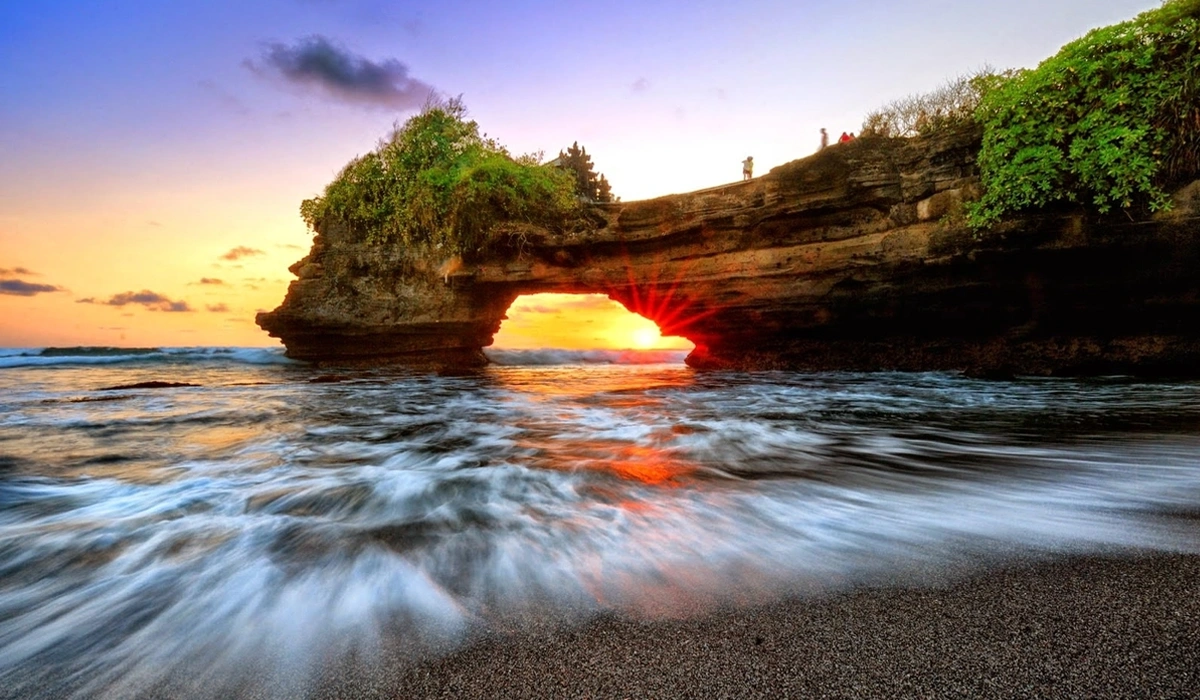 Pantai-Karang-Bolong,-Keindahan-Tebing-dan-Ombak-yang-Menakjubkan