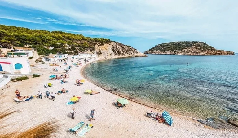 Pesona Taman Santa Clotilde, Keindahan Tepi Tebing dan Laut