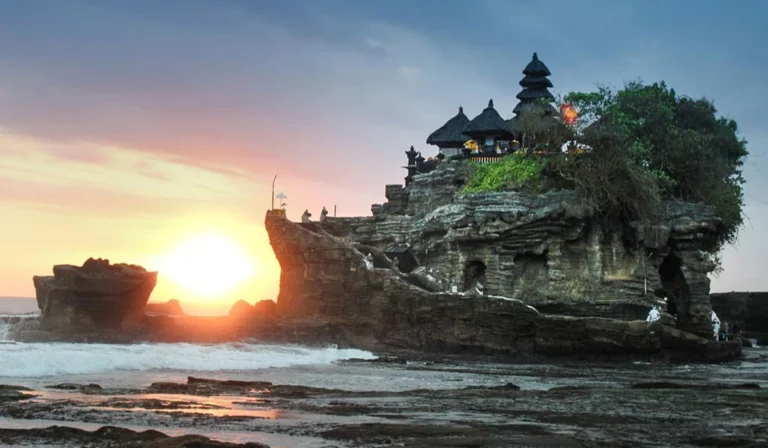 Pesona Pura di Atas Batu Karang: Daya Tarik Utama Tanah Lot Bali