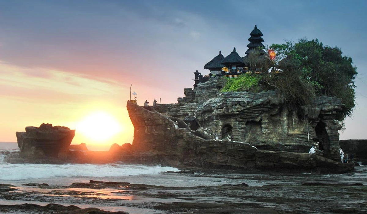 Pesona Pura di Atas Batu Karang Daya Tarik Utama Tanah Lot Bali