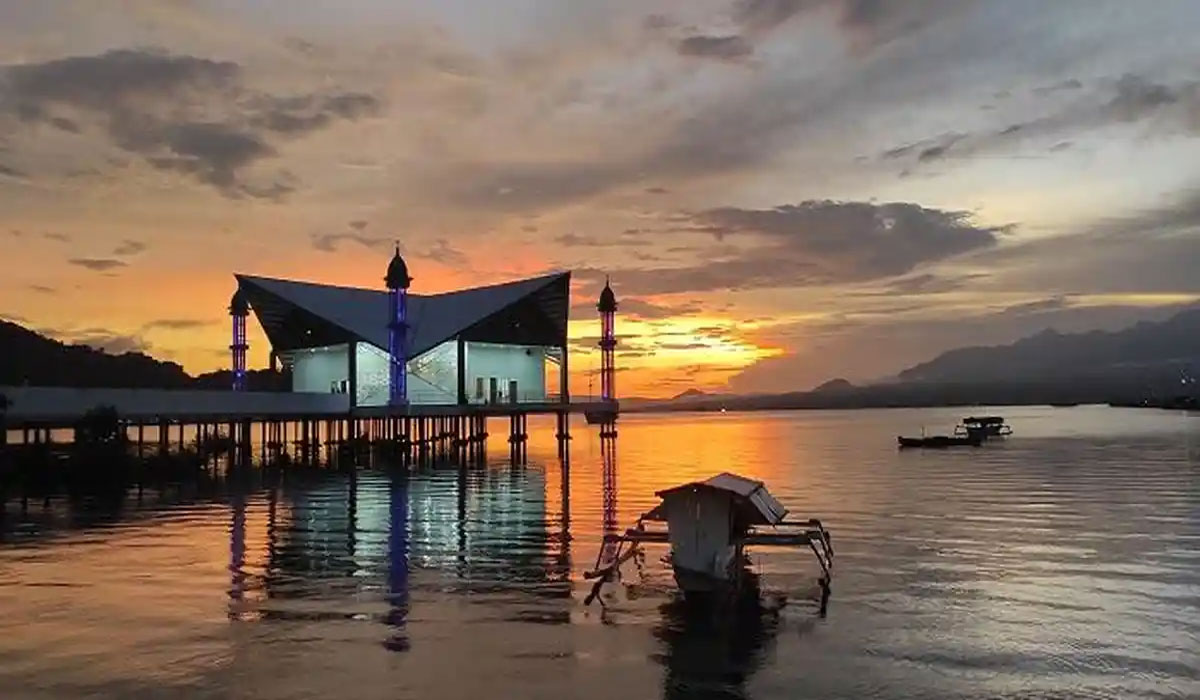 Bikin Merinding Indahnya Masjid Terapung Amahami yang Viral dan Wajib Dikunjungi